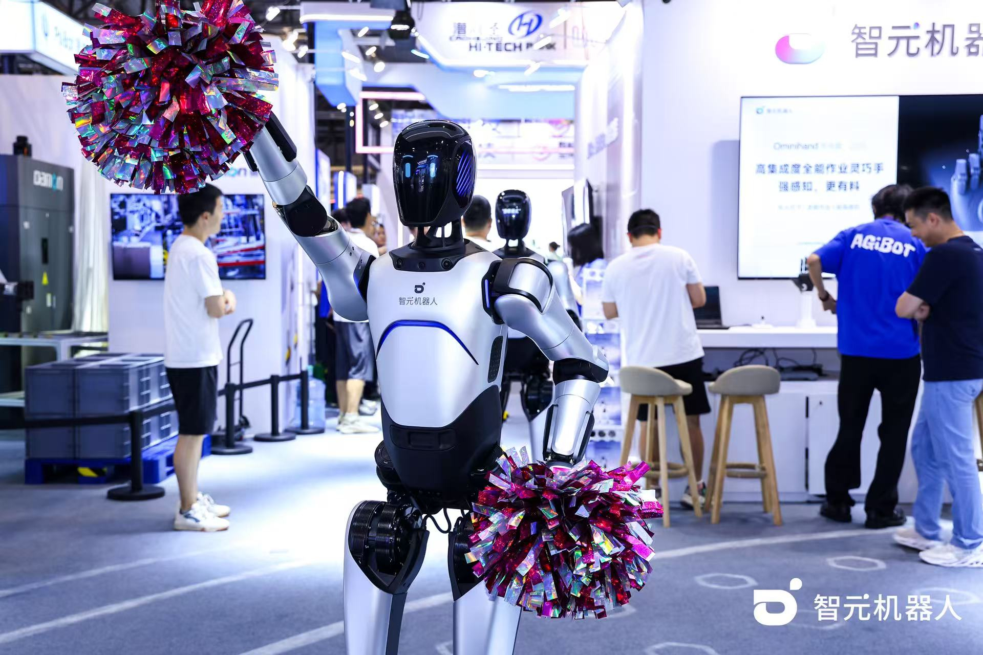 智元机器人 WAIC 首日展台火爆，机器...